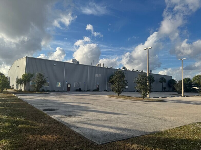 More Photos Of 3307 Hanson St, Fort Myers Warehouse For Lease