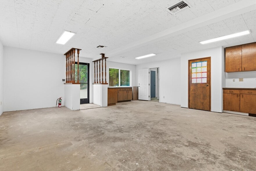 More Photos Of 9550 Main St, Penngrove Showroom For Sale