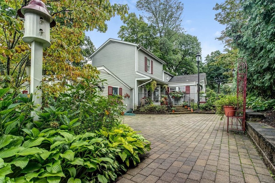 More Photos Of 20 Lewis St, Basking Ridge Freestanding For Lease