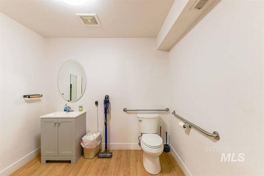 More Photos Of 603 & 621 N Main St, Moscow Distribution For Sale
