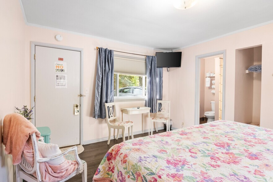 More Photos Of 4871 U.S. 31, Eastport Hotel For Sale