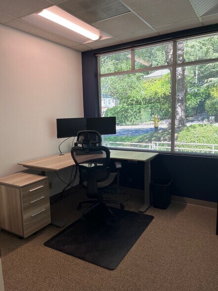 More Photos Of 4055 Lake Washington Blvd NE, Kirkland Office For Lease