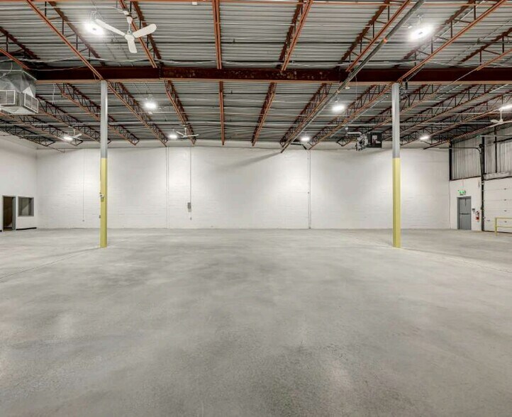 More Photos Of 3370-3418 Boul Industriel, Laval Light Distribution For Lease