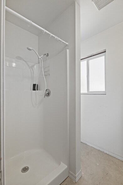 More Photos Of 100 N 7th St, Lakeside Showroom For Sale