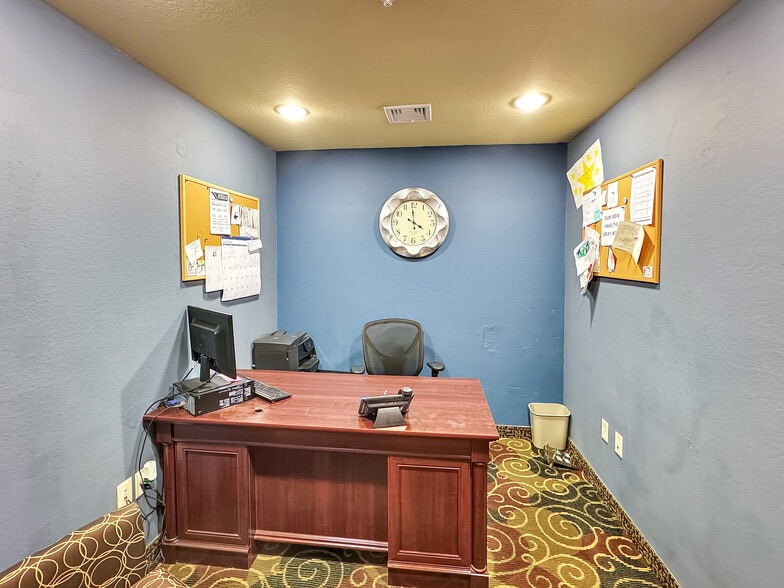 More Photos Of 1515 Planeview Dr, Oshkosh Hotel For Sale