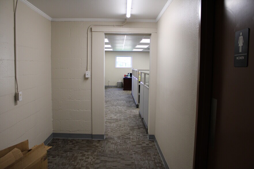 More Photos Of 1936 W Commerce St, Dallas Industrial For Lease