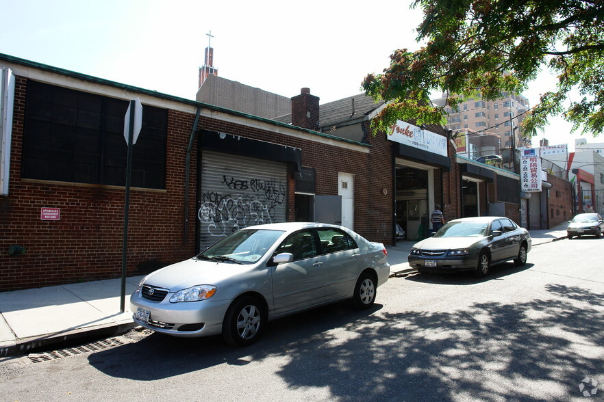 Primary Photo Of 3609 Bud Pl, Flushing Auto Repair For Lease