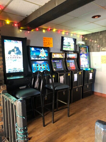More Photos Of 318 W North Water St, New London Bar For Sale