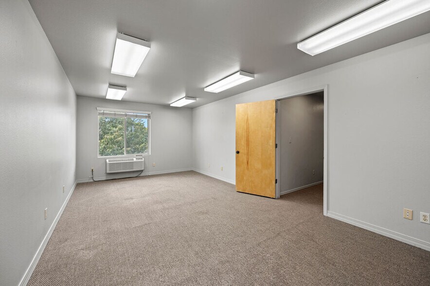 More Photos Of 560 S Commercial Dr, Grand Junction Light Distribution For Lease