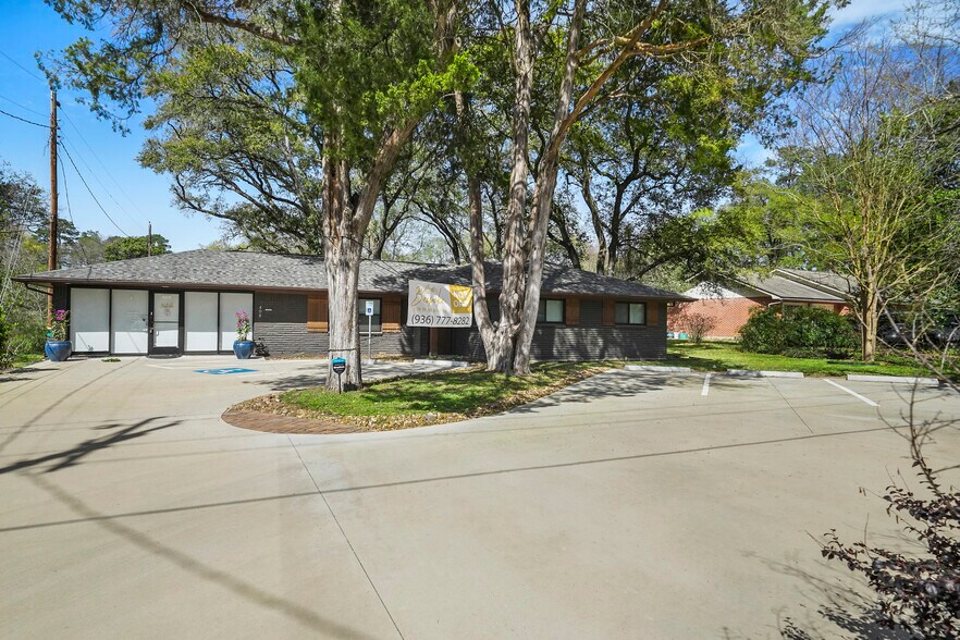 Primary Photo Of 408 Wilson Rd, Conroe Loft Creative Space For Sale