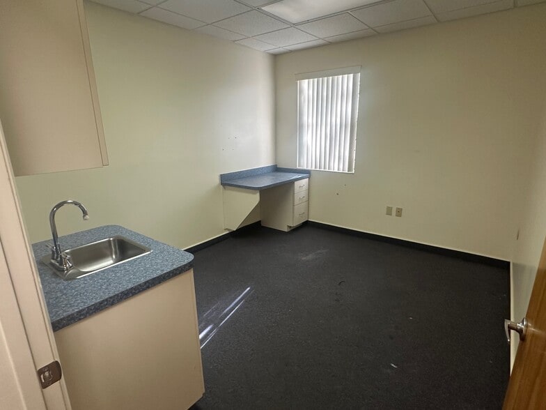 More Photos Of 4611 NW 53rd Ave, Gainesville Medical For Sale