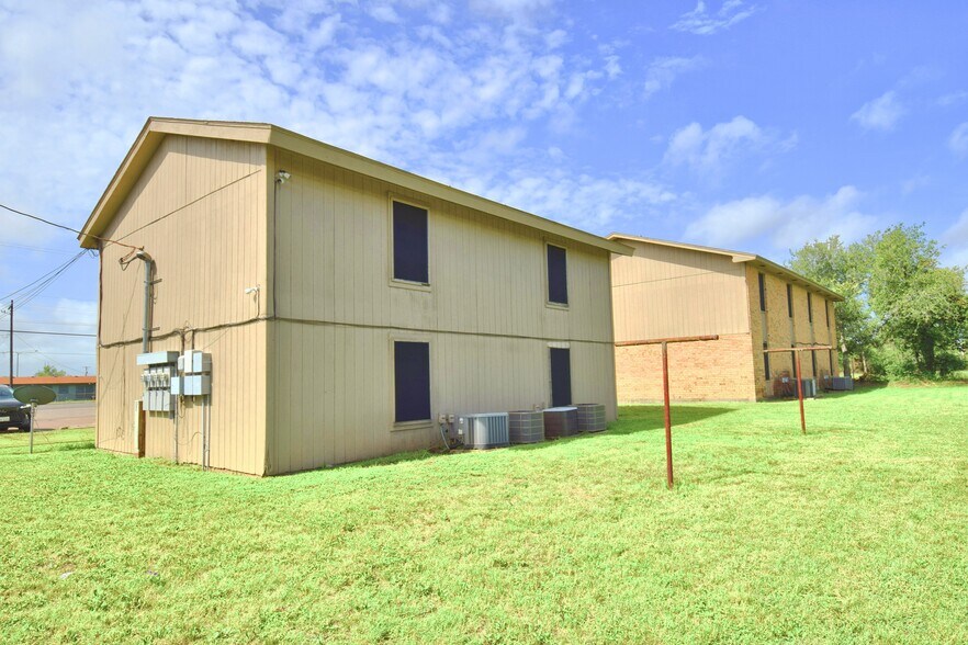More Photos Of 303-511 E Reagan Rd, Beeville Multifamily For Sale