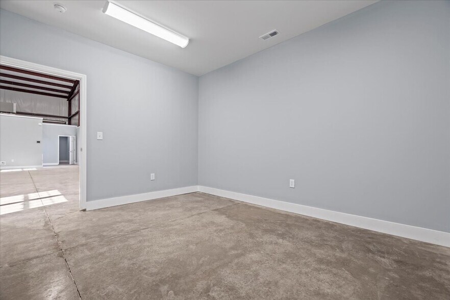 More Photos Of 3345 Willow Creek Rd, Florence Flex For Lease