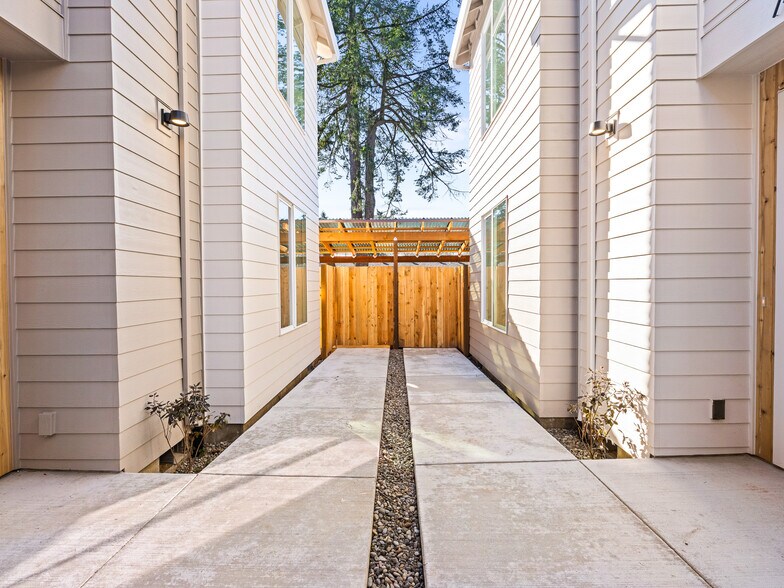 More Photos Of 7468 Tolman St, Portland Multifamily For Sale