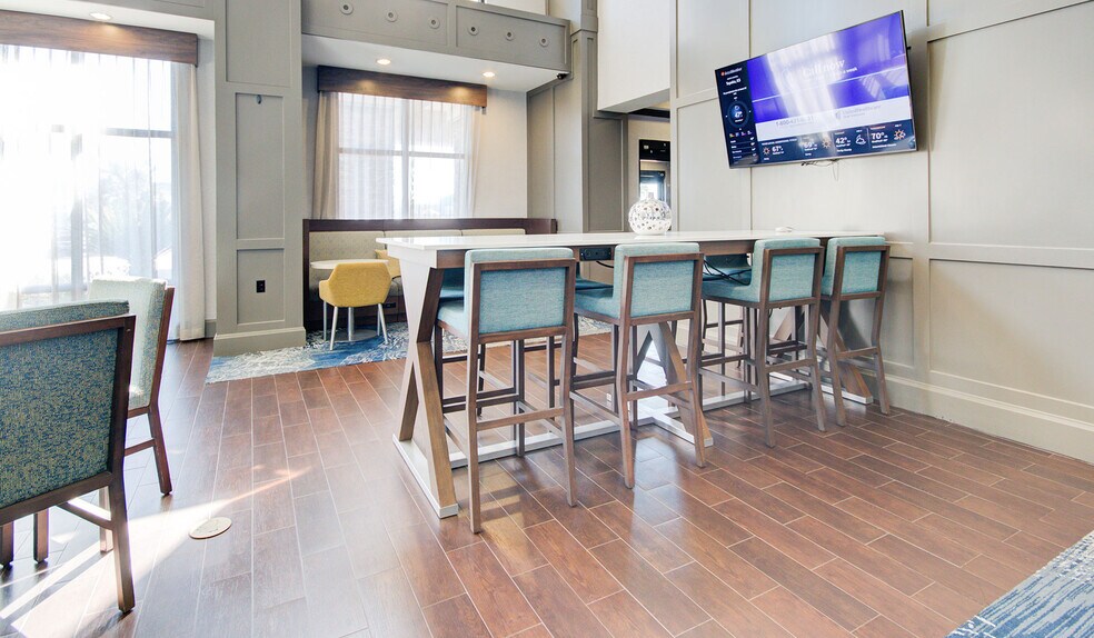 More Photos Of 4617 7th St, Bay City Hotel For Sale