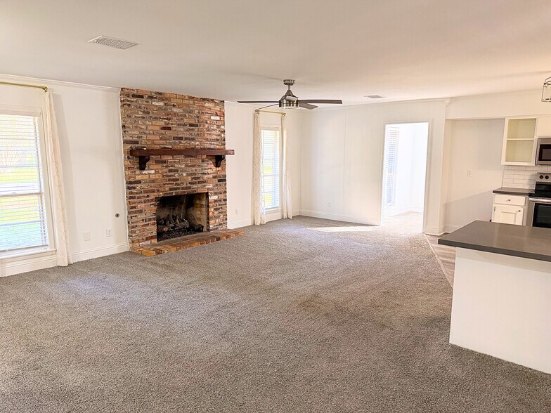 More Photos Of 2103 Taylor St, Waller Office For Sale