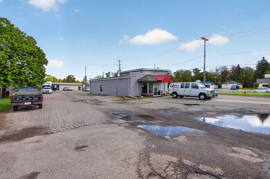 More Photos Of 124 S Brooklyn Rd, Napoleon Freestanding For Sale