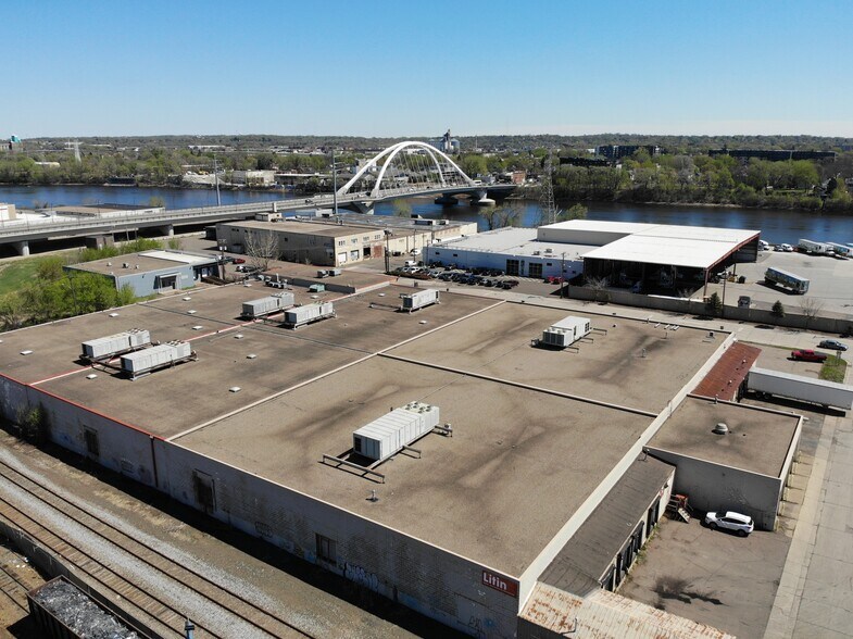 More Photos Of 3003 Pacific St, Minneapolis Distribution For Lease