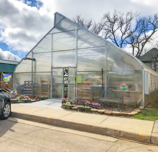 Primary Photo Of 117 2nd SE st, De Smet Garden Center For Sale