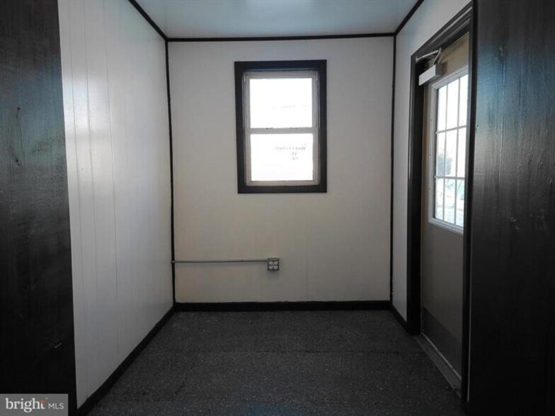 More Photos Of 2 W Market St, Gratz Storefront Retail Residential For Lease
