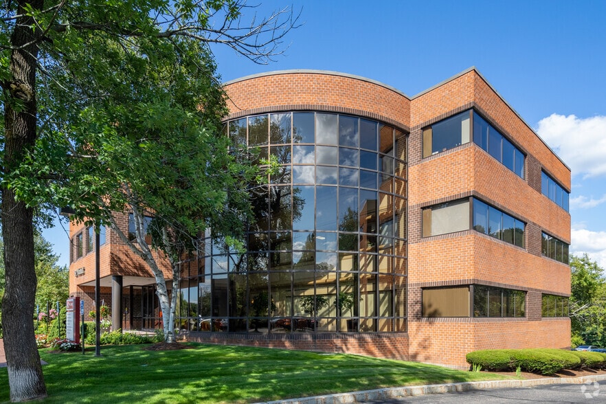More Photos Of 62 Walnut St, Wellesley Office For Lease