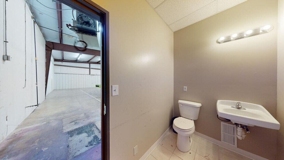 More Photos Of 8240 E 111th St, Bixby Light Distribution For Lease