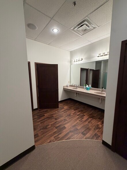 More Photos Of 1004-1020 NW Gateway Dr, Chaska Unknown For Lease
