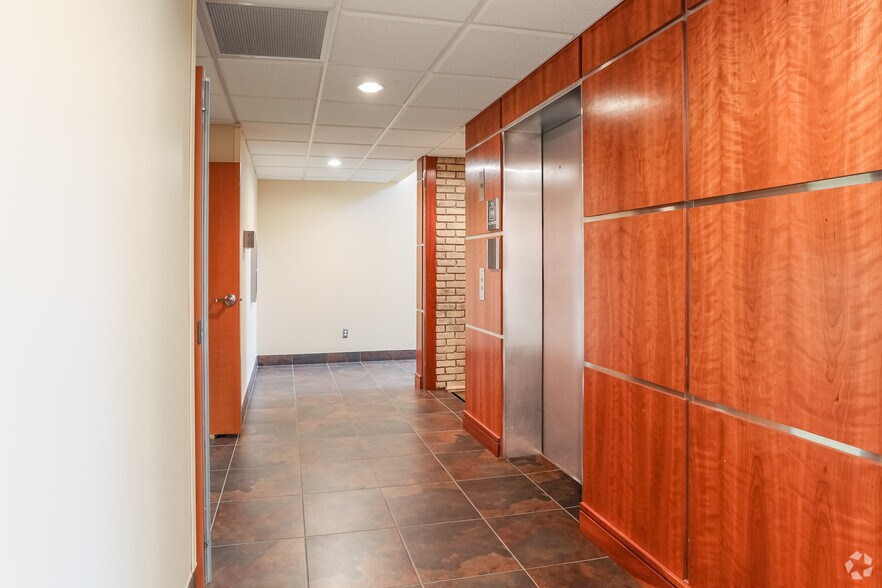 More Photos Of 1777 Axtell Dr, Troy Medical For Lease