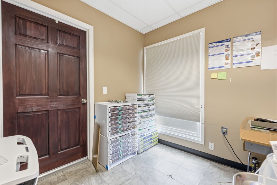 More Photos Of 1568 Woodbourne Rd, Levittown Office For Sale