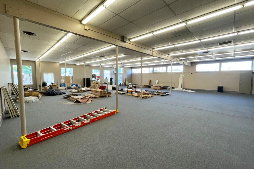 More Photos Of 104 S Pacific Hwy, Cottage Grove Storefront For Sale