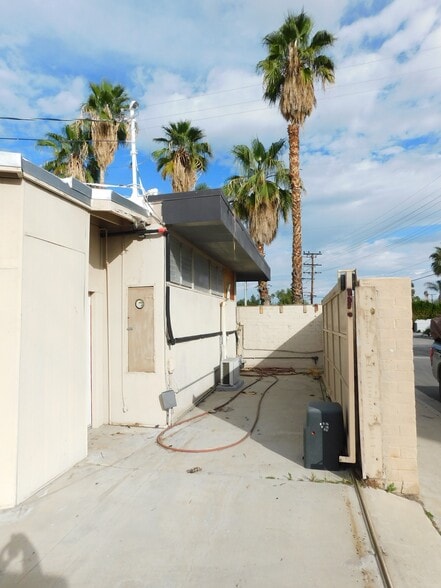 More Photos Of 693 E Sunny Dunes Rd, Palm Springs General Retail For Sale