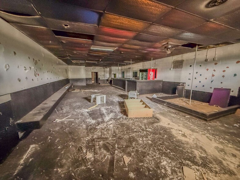More Photos Of 3116-3118 Bragg Blvd, Fayetteville Bar For Lease