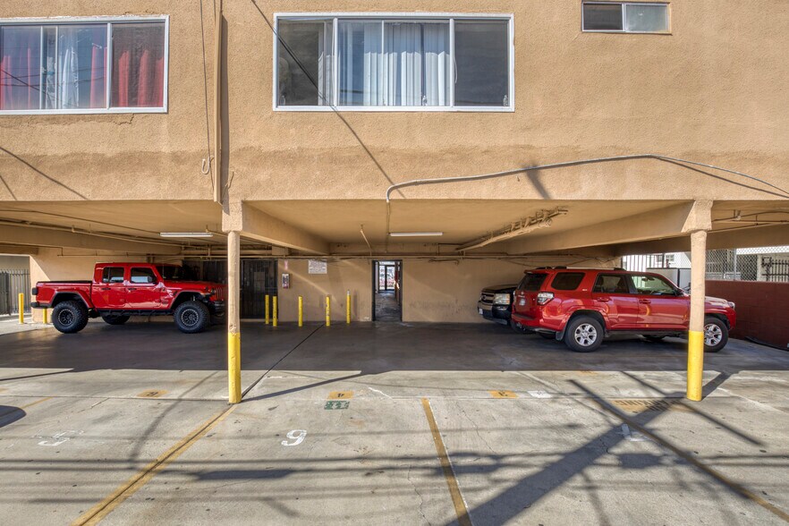 More Photos Of 2718 S Cochran Ave, Los Angeles Apartments For Sale