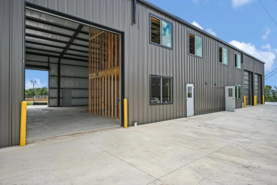 More Photos Of 15113 Fitzhugh Rd, Austin Industrial For Lease