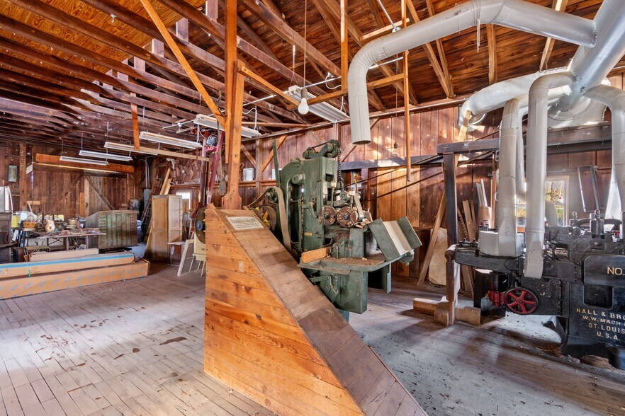 More Photos Of 75 Center St, Eureka Springs General Retail For Sale