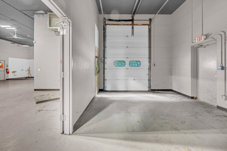 More Photos Of 20 Federal Rd, Brookfield Storefront For Lease