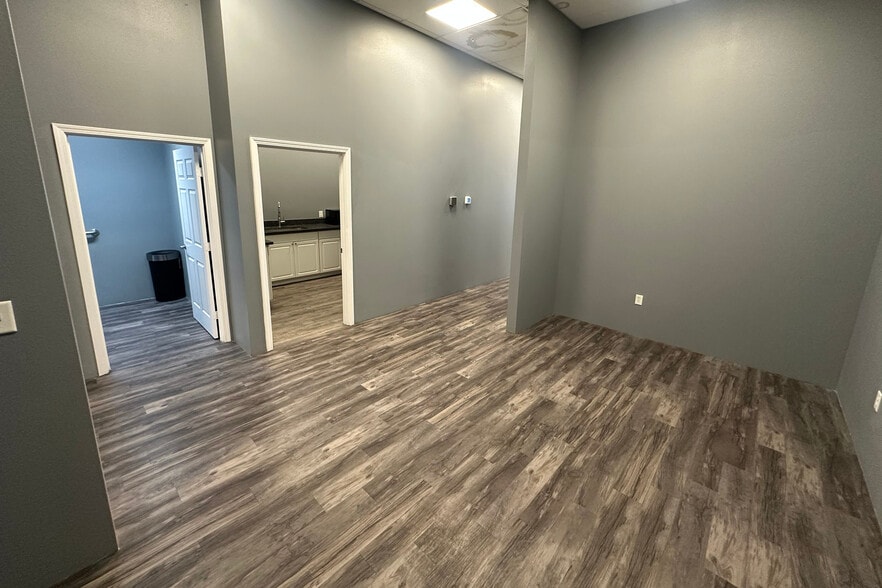 More Photos Of 5071 N Rainbow Blvd, Las Vegas Loft Creative Space For Lease