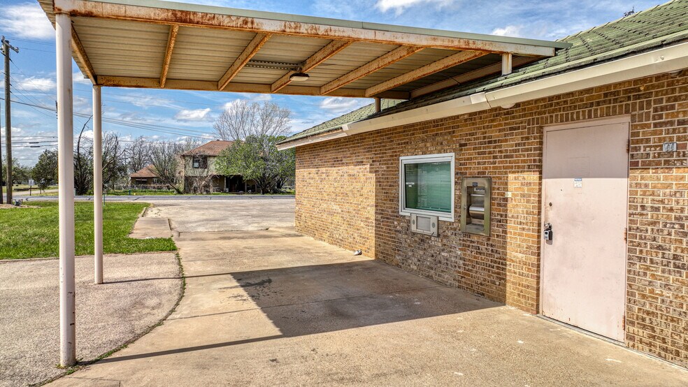 More Photos Of 107 Fannin St, Millsap Bank For Lease