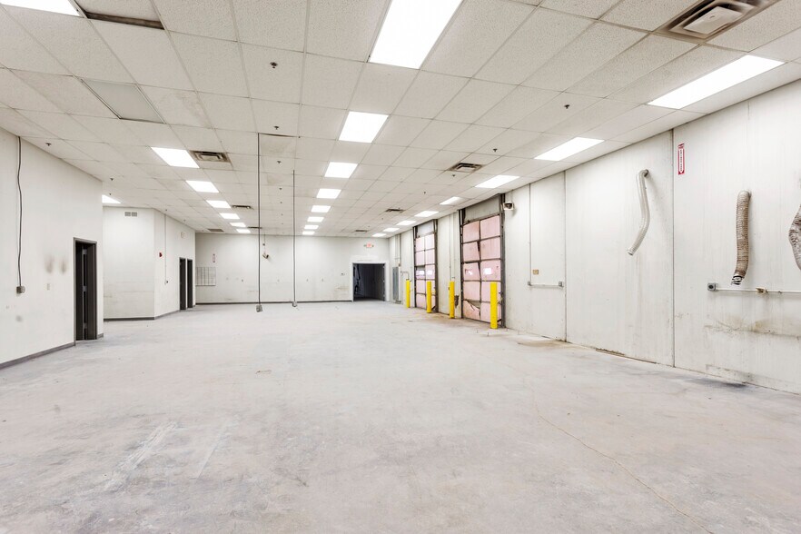 More Photos Of 1211 W Cambridge Circle Dr, Kansas City Warehouse For Lease