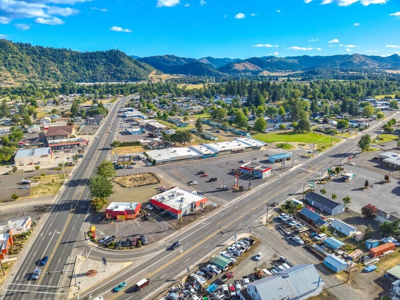 More Photos Of 120 SW Douglas Blvd, Winston Supermarket For Lease