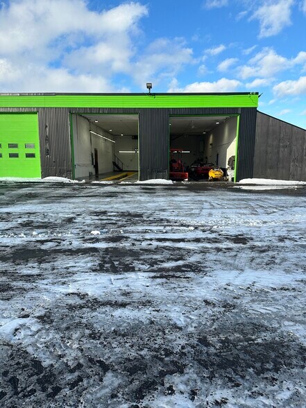 More Photos Of 368 Boul Croisetière N, Saint-jean-sur-richelieu Warehouse For Lease