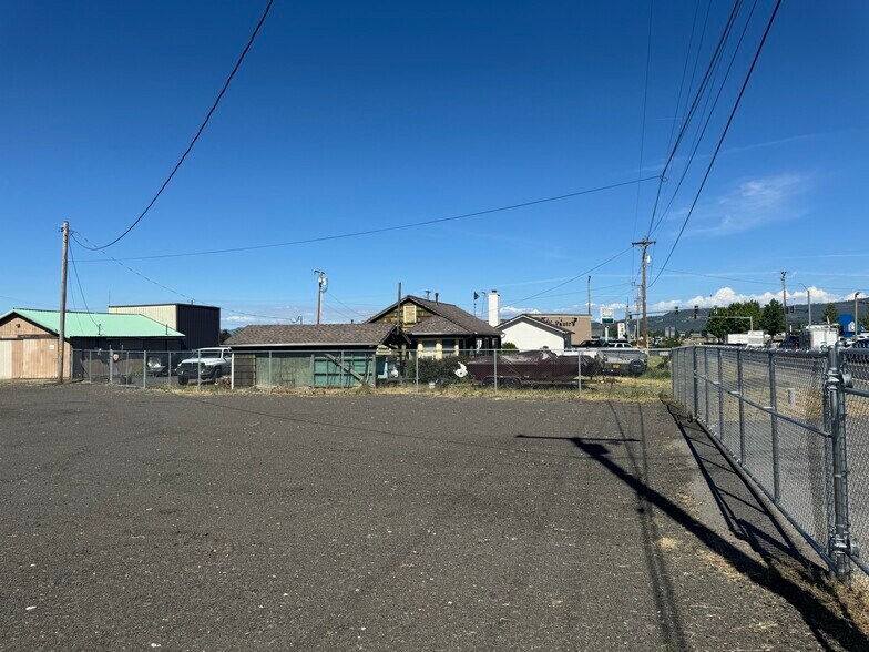 More Photos Of 5077 Table Rock Rd, Central Point Contractor Storage Yard For Sale