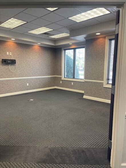 More Photos Of 1710 E Arlington Blvd, Greenville Office Residential For Lease