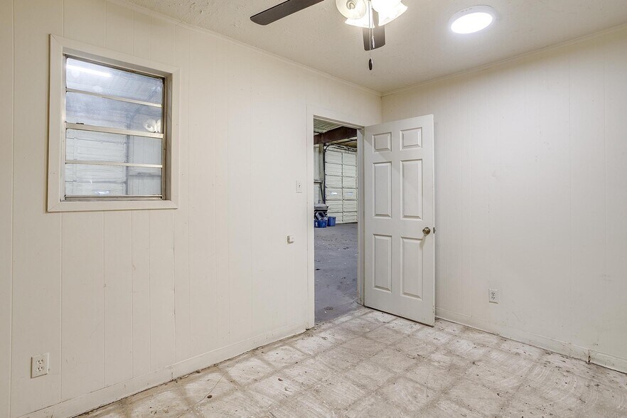 More Photos Of 4140 Mansfield Hwy, Forest Hill Warehouse For Sale