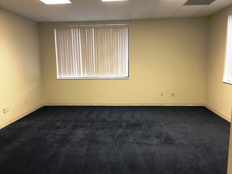 More Photos Of 1 Bronze Pointe Blvd, Swansea Office For Lease