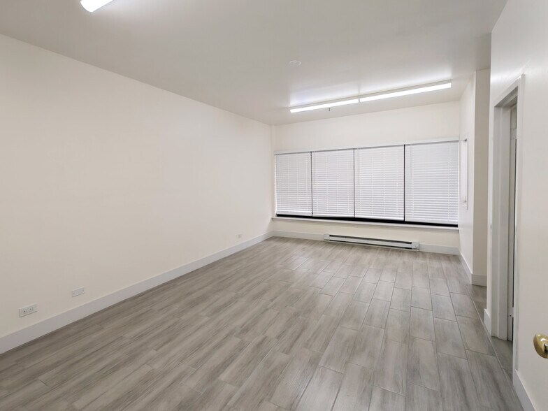 More Photos Of 320 S La Londe Ave, Addison Warehouse For Lease