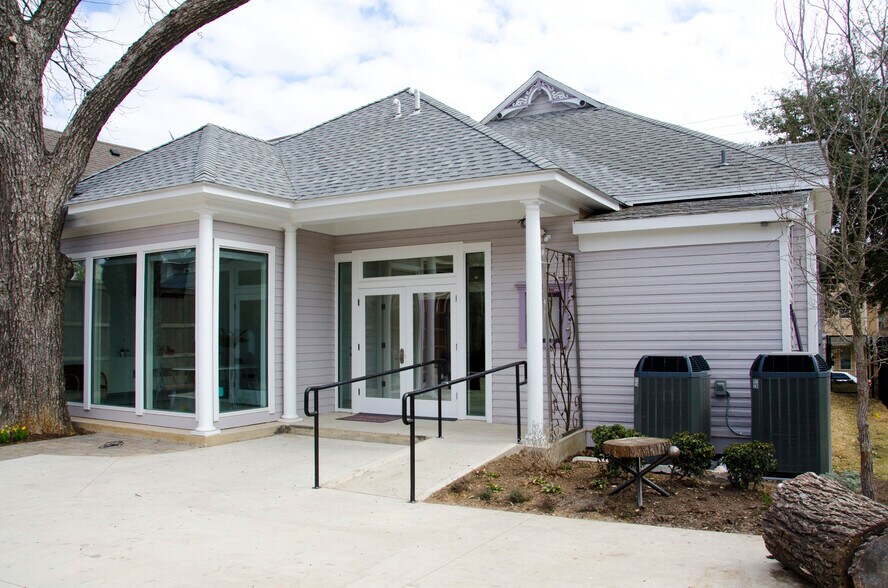 More Photos Of 2509 Thomas Ave, Dallas Freestanding For Lease