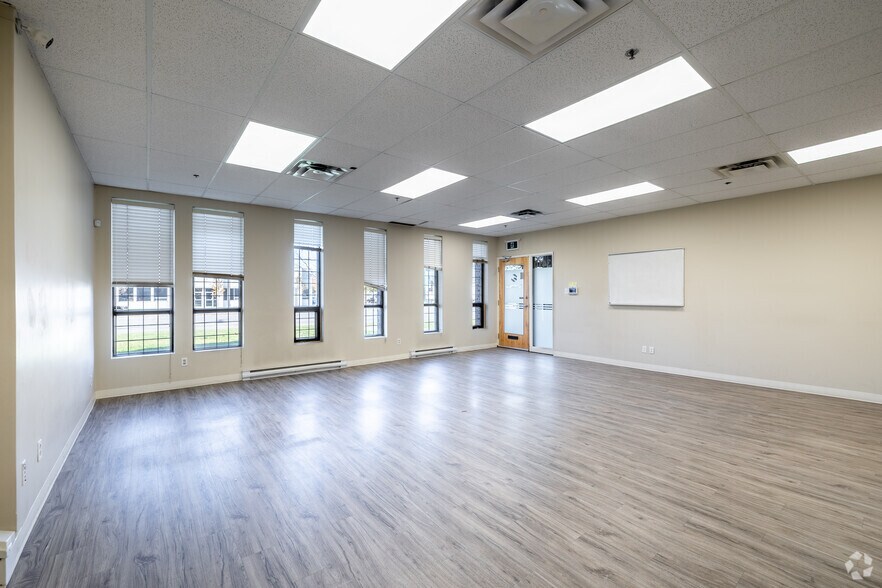More Photos Of 1420-1490 Rue Beaulac, Saint-Laurent Light Distribution For Lease