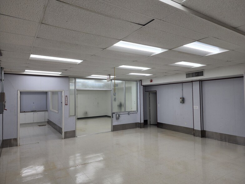 More Photos Of 10739-10741 Tucker St, Beltsville Warehouse For Lease