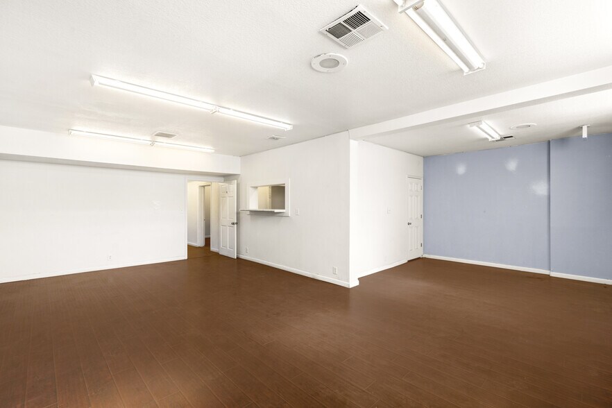 More Photos Of 830 E Sahara Ave, Las Vegas Office For Sale